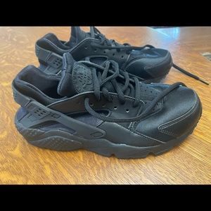 Nike Women’s Air Huarache shoes. Like new.
